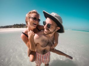 couple-enjoy-beach