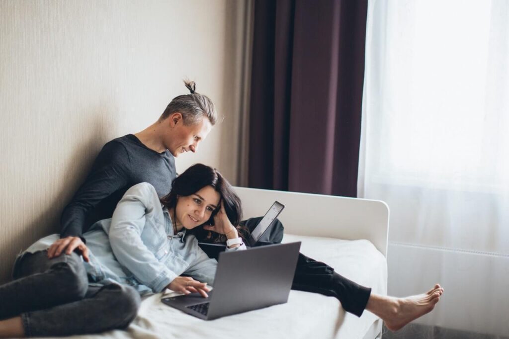 couple-on-the-bed-with-a-laptop