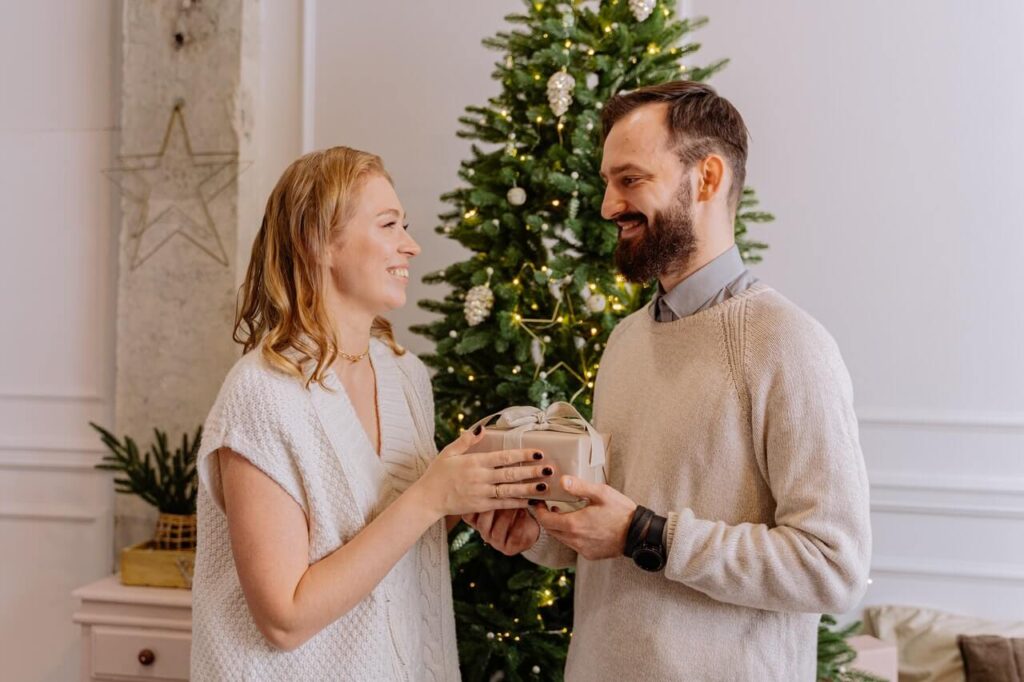 married-couple-christmas-gift-1